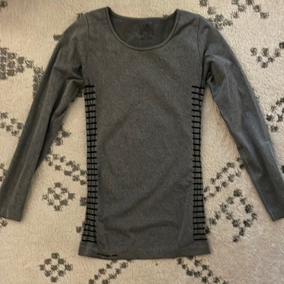 Workout or loungewear top, stretchy high quality material. - Picture 1 of 3